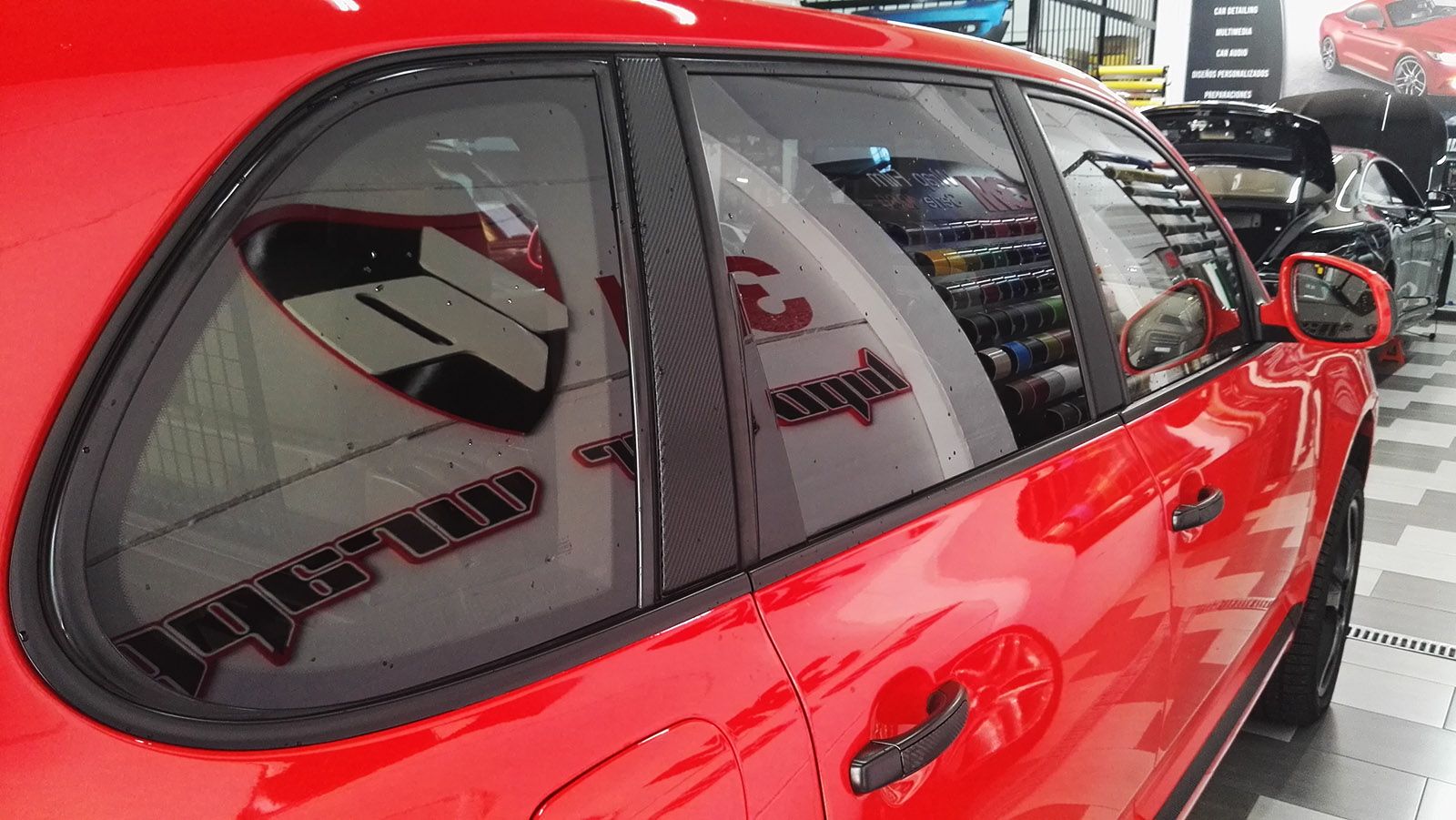 Porsche Cayenne wrapping sobre techo en negro brillo